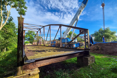 Neuer Rastplatz am Chemnitztalradweg: Historische Brücke mit Kran umgesetzt - Im Rahmen eines Bürgerdialogs konnte letztendlich der aktuelle Standort gefunden und die umsetzbaren Elemente ausgewählt werden.