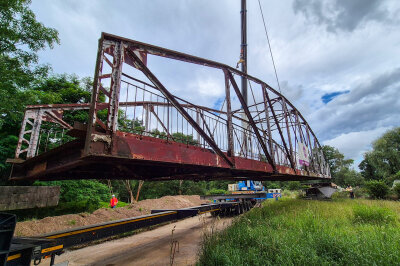 Neuer Rastplatz am Chemnitztalradweg: Historische Brücke mit Kran umgesetzt - Die Suche nach einem passenden Standort für den Rastplatz und die Fischwegbrücke war langwierig.