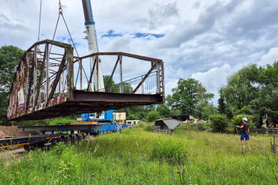 Neuer Rastplatz am Chemnitztalradweg: Historische Brücke mit Kran umgesetzt - Die als technisches Denkmal erhaltene, historische Fischwegbrücke wurde am heutigen Donnerstag mit einem Kran an ihren neuen Standort am zukünftigen Rastplatz am Chemnitztalradweg versetzt.