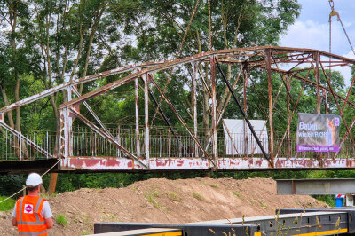 Neuer Rastplatz am Chemnitztalradweg: Historische Brücke mit Kran umgesetzt - Die als technisches Denkmal erhaltene, historische Fischwegbrücke wurde am heutigen Donnerstag mit einem Kran an ihren neuen Standort am zukünftigen Rastplatz am Chemnitztalradweg versetzt.