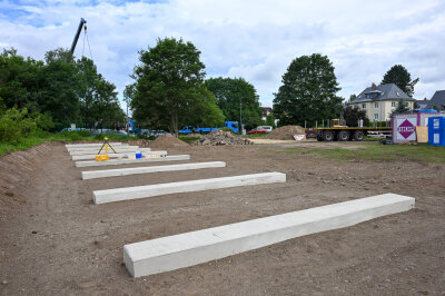 Neuer Rastplatz am Chemnitztalradweg: Historische Brücke mit Kran umgesetzt - Die als technisches Denkmal erhaltene, historische Fischwegbrücke wurde am heutigen Donnerstag mit einem Kran an ihren neuen Standort am zukünftigen Rastplatz am Chemnitztalradweg versetzt.