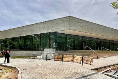 Neuer Schwimmsportkomplex geht nach den Ferien in Betrieb - Der Außenbereich des Schwimmsportkomplexes. Foto: Rico Hinkel