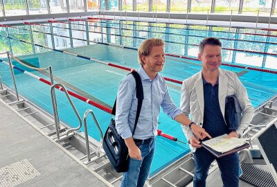 Neuer Schwimmsportkomplex geht nach den Ferien in Betrieb - Michael Stötzer (l.) und Norman Schröder (r.) vor dem 25-Meter-Schwimmbecken. Foto: Rico Hinkel