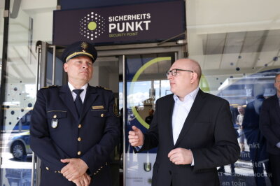 Neuer Sicherheitspunkt an der Zenti offiziell eröffnet - Am Dienstag eröffneten OB Sven Schulze (r.) und Polizeipräsident Carsten Kaempf den neuen Sicherheitspunkt an der Chemnitzer Zentralhaltestelle.