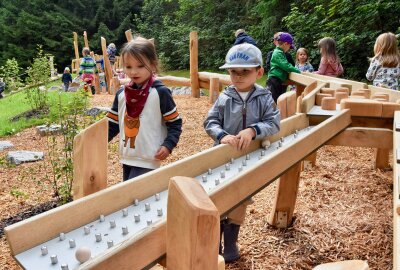 Neuer Spielpunkt auf ehemaliger Freibad-Liegewiese in Erfenschlag - Die Murmelbahn finden die Kinder am interessantesten. Foto: Steffi Hofmann