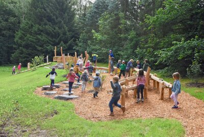 Neuer Spielpunkt auf ehemaliger Freibad-Liegewiese in Erfenschlag - Aber auch die anderen Geräte bereiten den Kindern viel Freude. Foto: Steffi Hofmann