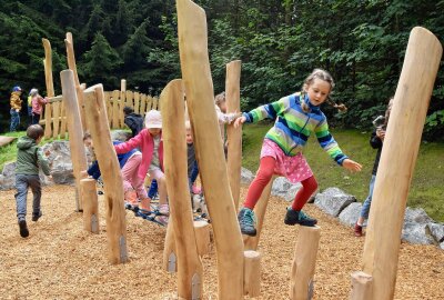 Neuer Spielpunkt auf ehemaliger Freibad-Liegewiese in Erfenschlag - Aber auch die anderen Geräte bereiten den Kindern viel Freude. Foto: Steffi Hofmann