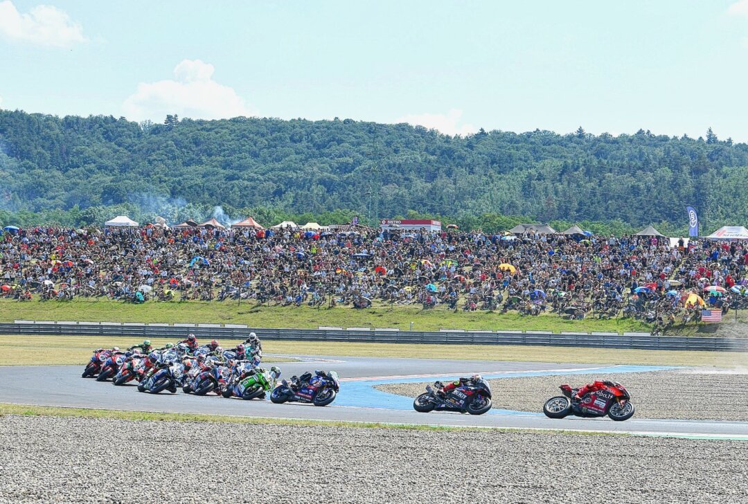 Neuer Zuschauerrekord bei der Superbike-WM in Most - Wieder noch vollere Ränge. Foto: Thorsten Horn