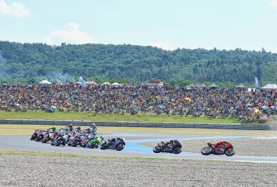 Neuer Zuschauerrekord bei der Superbike-WM in Most - Wieder noch vollere Ränge. Foto: Thorsten Horn