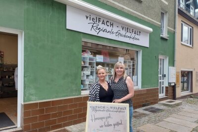 Neueröffnung im Erzgebirge: Regional einkaufen in Stollberg - Neuer Fachmietladen am Markt - Mit diesem neuen Laden in der Herrenstraße 1 wird ein wichtiger Schritt zur Belebung der Stollberger Innenstadt gemacht. Anett Österreich (re.) und Corina Tittmann.