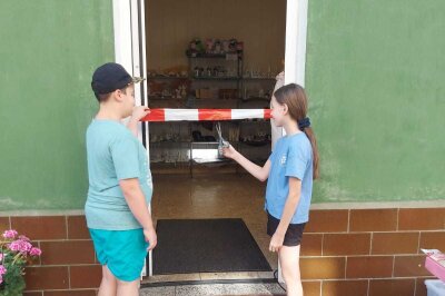 Neueröffnung im Erzgebirge: Regional einkaufen in Stollberg - Neuer Fachmietladen am Markt - Zu Eröffnung wird feierlich das Band durchtrennt.