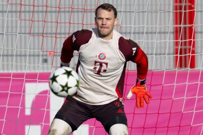 Neuers Psycho-Trick für Bayerns Druckspiel gegen Benfica - Manuel Voll fokussiert beim Trainer: Manuel Neuer will gegen Lissabon sein Tor suaberhalten.