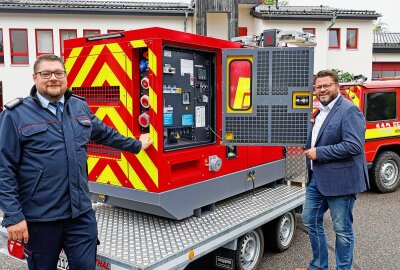 Neues Aggregat für den Ernstfall: Hohenstein-Ernstthal investiert in Katastrophenschutz - Feuerwehrchef Rico Leuschner (li.) und Oberbürgermeister Lars Kluge mit dem neuen Aggregat. Foto: Markus Pfeifer