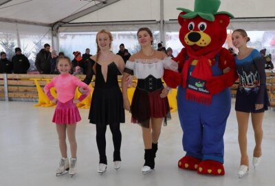 Neues aus dem Karls Erlebnisdorf: Eisbahn, Angsthasenscheune und Lichtshow locken Besucher - In einer großen Halle können sich nun kleine und große Eiskunstläufer auf einer über 1000 Quadratmeter großen Echteisfläche tummeln.