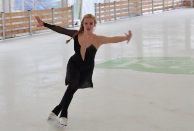 Neues aus dem Karls Erlebnisdorf: Eisbahn, Angsthasenscheune und Lichtshow locken Besucher - Junge Eiskunstläuferinnen vom Dresdner Eisclub testeten die Eisfläche und zeigten kleine Darbietungen.