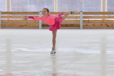 Neues aus dem Karls Erlebnisdorf: Eisbahn, Angsthasenscheune und Lichtshow locken Besucher - Junge Eiskunstläuferinnen vom Dresdner Eisclub testeten die Eisfläche und zeigten kleine Darbietungen.