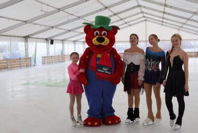 Neues aus dem Karls Erlebnisdorf: Eisbahn, Angsthasenscheune und Lichtshow locken Besucher - Die Eisfläche wurde in 60 Stunden hergerichtet und wird bis 2. März zur Verfügung stehen.