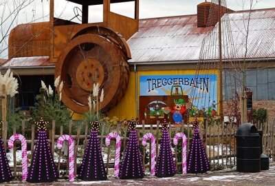 Neues aus dem Karls Erlebnisdorf: Eisbahn, Angsthasenscheune und Lichtshow locken Besucher - Ein weiteres Highlight ist die Lichtshow mit tausenden farbigen LED's an der Traktorenhalle.