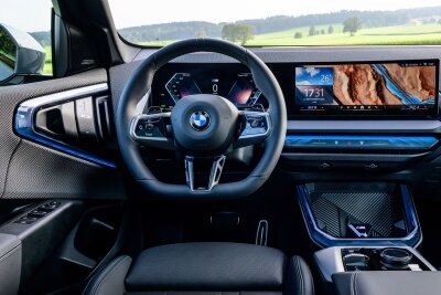 Neues Auto mit alten Talenten: So fährt sich der BMW X3 - Moderne Zeiten: Im Innenraum geht es digital zu - doch an manchen Stellen empfindet der Tester das Interieur etwas - sagen wir - schrill.