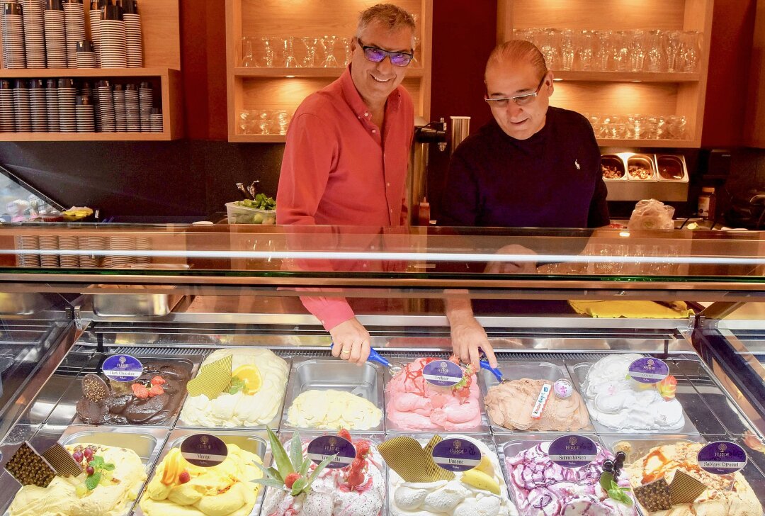 Neues Eiscafé im Kaufhof hat geöffnet - "Ferioli-Gelato" eröffnet heute eine Eistheke an der Zentralhaltestelle mit einer Auswahl an Eis und Kaffee - im Winter kommen Waffeln to go und heiße Schokolade hinzu. Foto: Steffi Hofmann