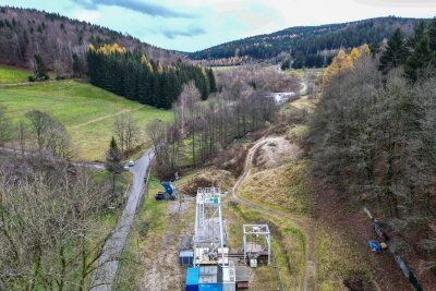 Neues Erzbergwerk soll 2027 im Erzgebirge Produktion aufnehmen - Der provisorische Förderturm der Saxony Minerals & Exploration AG im Luchsbachtal. Hier soll künftig ein neues Bergwerk Wolfram, Zinn und Flussspat gewinnen. 