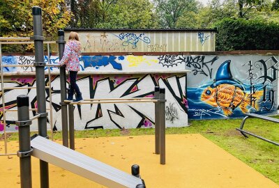 Neues Kreativ-Areal im Limbach-Oberfrohna ist eröffnet - Der neue Rena-Park ist allein wegen der Graffiti-Wand ein echter Hingucker geworden. Foto: Steffi Hofmann