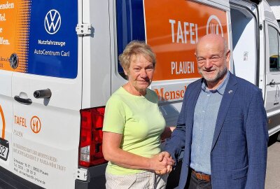 Neues Kühlfahrzeug für die Plauener Tafel - Konstanze Schumann hat sich bei Andreas Heinz bedankt. Foto: Karsten Repert