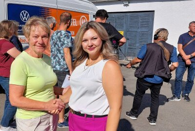 Neues Kühlfahrzeug für die Plauener Tafel - Konstanze Schumann (links) bat Jessica Czech (rechts) von der Volksbank Vogtland-Saale-Orla eG, herzliche Grüße an Vorstand Andreas Hostalka zu überbringen, der ebenfalls viele Jahre schon hilft. Foto: Karsten Repert