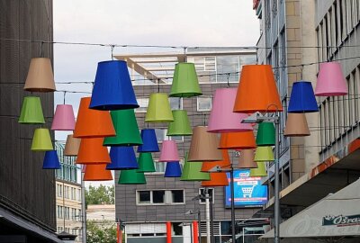 Neues Kunstprojekt der Stadt Chemnitz: Leuchtende Lampenschirme in der City - Am Donnerstagabend leuchteten die Lampenschirme schon wundervoll. Foto: Harry Härtel