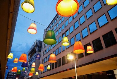 Neues Kunstprojekt der Stadt Chemnitz: Leuchtende Lampenschirme in der City - Am Donnerstagabend leuchteten die Lampenschirme schon wundervoll. Foto: Harry Härtel