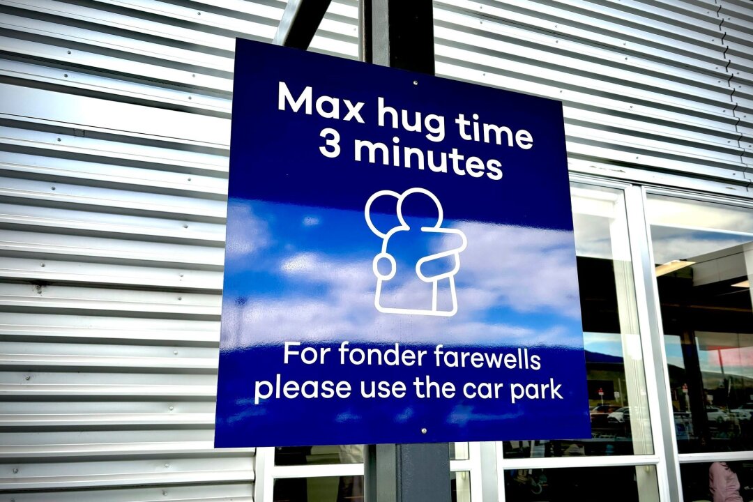 Neuseeland: Drei-Minuten-Kuschellimit am Airport geht viral - Das Schild hat weltweit Schlagzeilen gemacht - sehr zur Freude der Macher. 