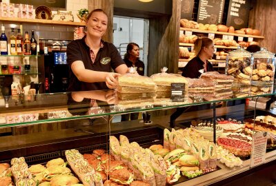 Neustart im Kaufhof-Gebäude in der Chemnitzer City: Erstes Geschäft öffnet seine Türen - Neues Café im Kaufhof: Emils 1910 eröffnet am Neumarkt. Foto: Steffi Hofmann