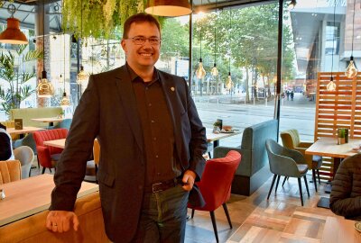 Neustart im Kaufhof-Gebäude in der Chemnitzer City: Erstes Geschäft öffnet seine Türen - Cafe-Revolution: Geschäftsführer über die Vorzüge des Neumarkts. Foto: Steffi Hofmann