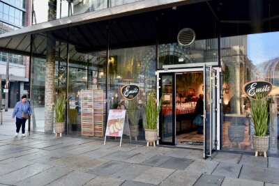 Neustart im Kaufhof-Gebäude in der Chemnitzer City: Erstes Geschäft öffnet seine Türen - Gastronomische Highlights: Von "Chemnitzer Kraftpaket" bis zum Dresdner Stollen. Foto: Steffi Hofmann