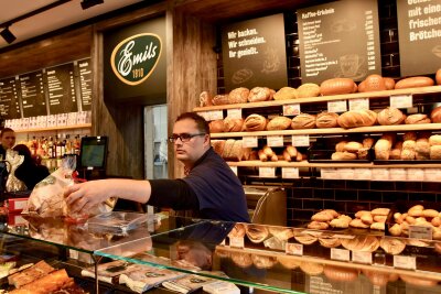 Neustart im Kaufhof-Gebäude in der Chemnitzer City: Erstes Geschäft öffnet seine Türen - Frühstücksfreuden und Snacks: Vielfältiges Angebot im neuen Cafe. Foto: Steffi Hofmann