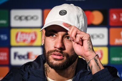 Neymar humpelt schon wieder: Nur ein starker Krampf - Kommt nach seiner Verletzungspause noch nicht in Schwung: Neymar