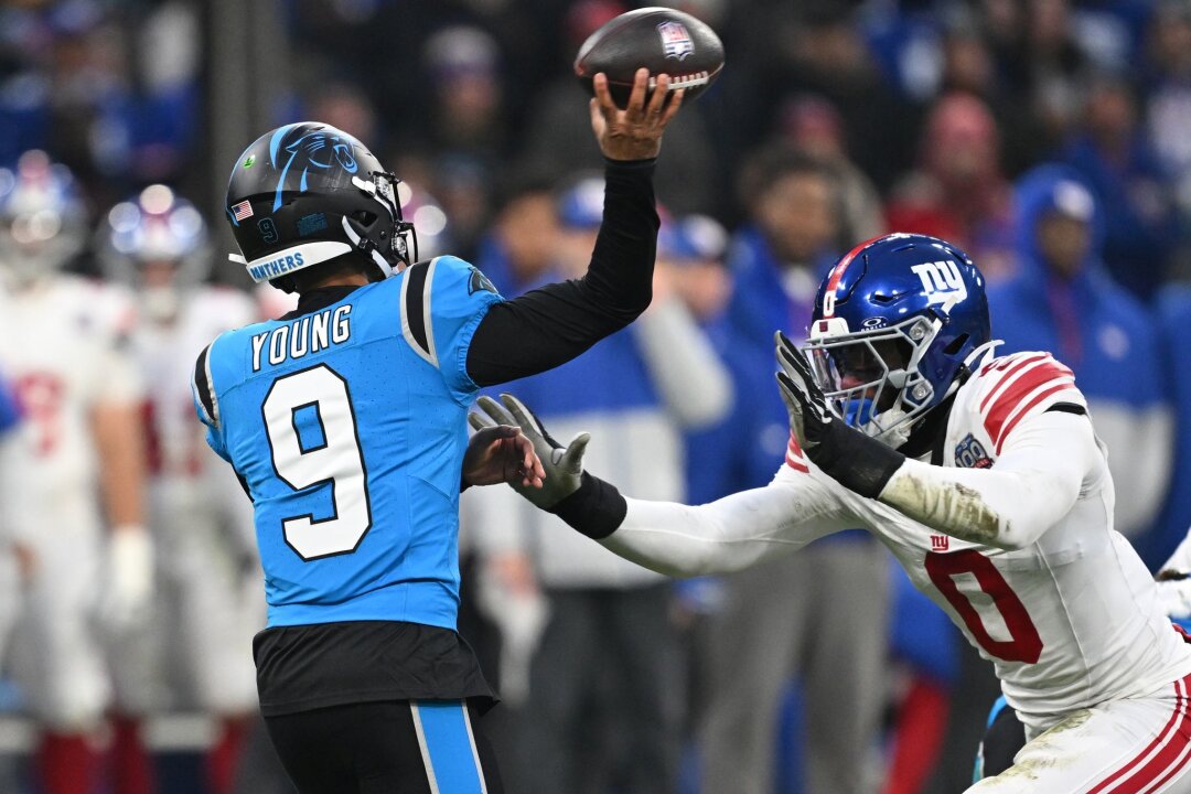 NFL-Spektakel in München: Panthers gewinnen Football-Krimi - Panthers-Quarterback Bryce Young mit einem Passversuch.