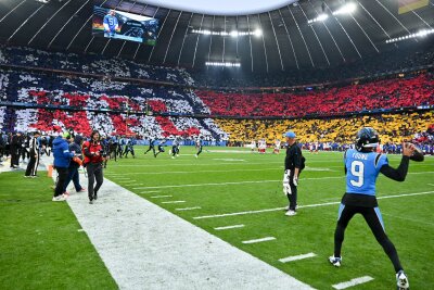 NFL-Spektakel in München: Panthers gewinnen Football-Krimi - In der Allianz Arena wurde ein große Choreographie vorbereitet.