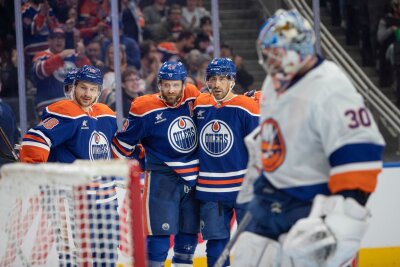 NHL: Draisaitl schießt Oilers in Verlängerung zum Sieg - Leon Draisaitl (2.v.l.) erzielte den Siegtreffer in der Verlängerung.