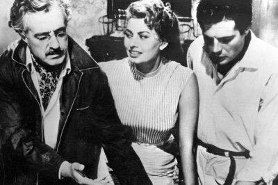 "Nicht hübscher als andere - nur anders" - In "Schade, dass du eine Kanaille bist" spielte Sophia Loren als Lina neben Marcello Mastroianni (rechts) und Vittorio de Sica.