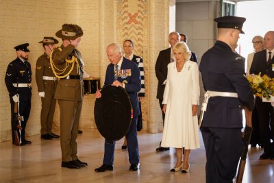 "Nicht mein König": Protest gegen Charles in Australien - Charles und Camilla haben ihren Besuch in Canberra mit einer Kranzniederlegung begonnen.