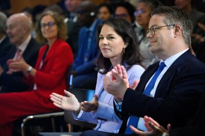 Nicht nur Ältere und Hinterbänkler sagen: Tschüss Bundestag! - Als Staatsminister im Auswärtigen Amt sitzt Tobias Lindner (Grüne) oft in der ersten Reihe. Was er nach seinem Ausscheiden aus der Berufspolitik beruflich machen will, habe er noch nicht entschieden, sagt er. (Archivfoto)