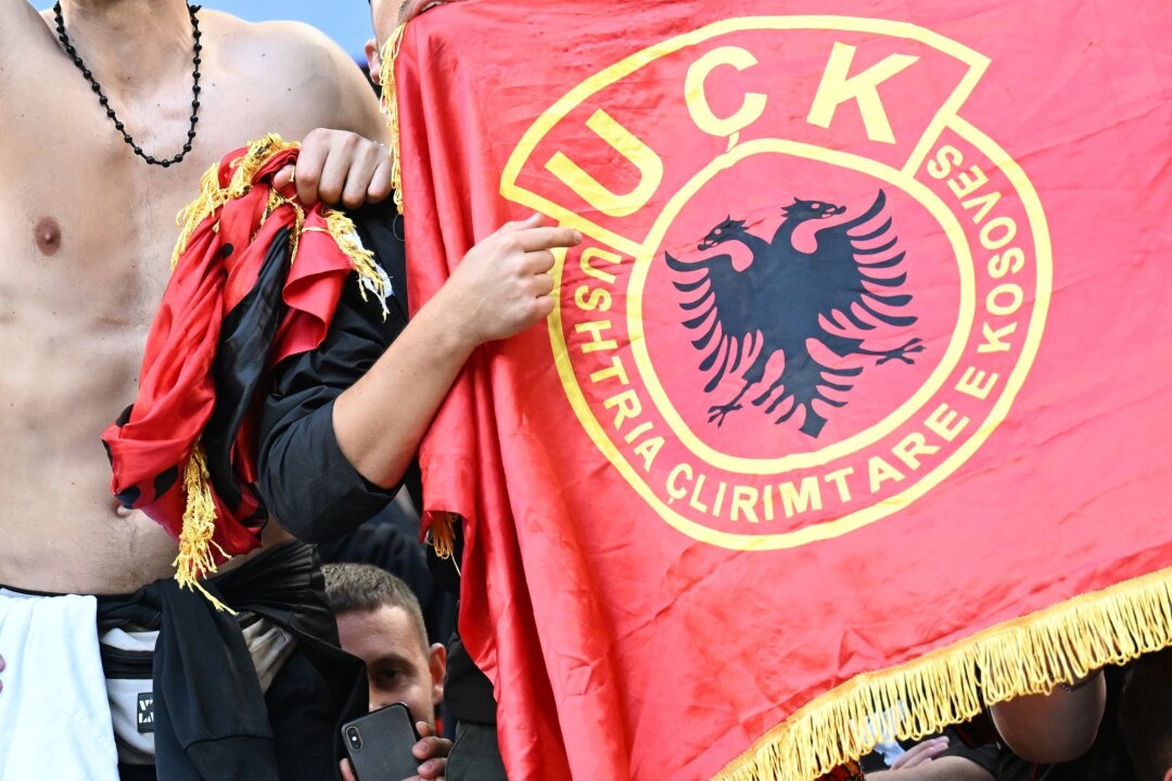 Nicht nur bunt und friedlich: EM auch Bühne für Extremisten - Im Fanblock der Albaner tauchten Flaggen der UCK, einer ultranationalistischen Miliz, auf.