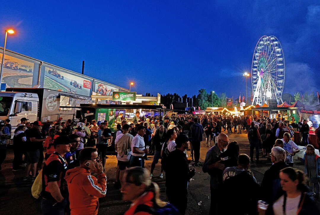 Nicht nur Motorenklänge, sondern auch viel Musik am Sachsenring - An der Karthalle gibt es eine Fressmeile, das Riesenrad und reichlich Trubel. Foto Markus Pfeifer