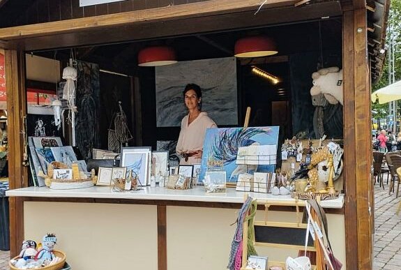 Nicht nur Wein zum Chemnitzer Weinfest - Mandy Willecke in ihrer Kunsthütte auf dem Weinfest. Foto: Steffi Hofmann