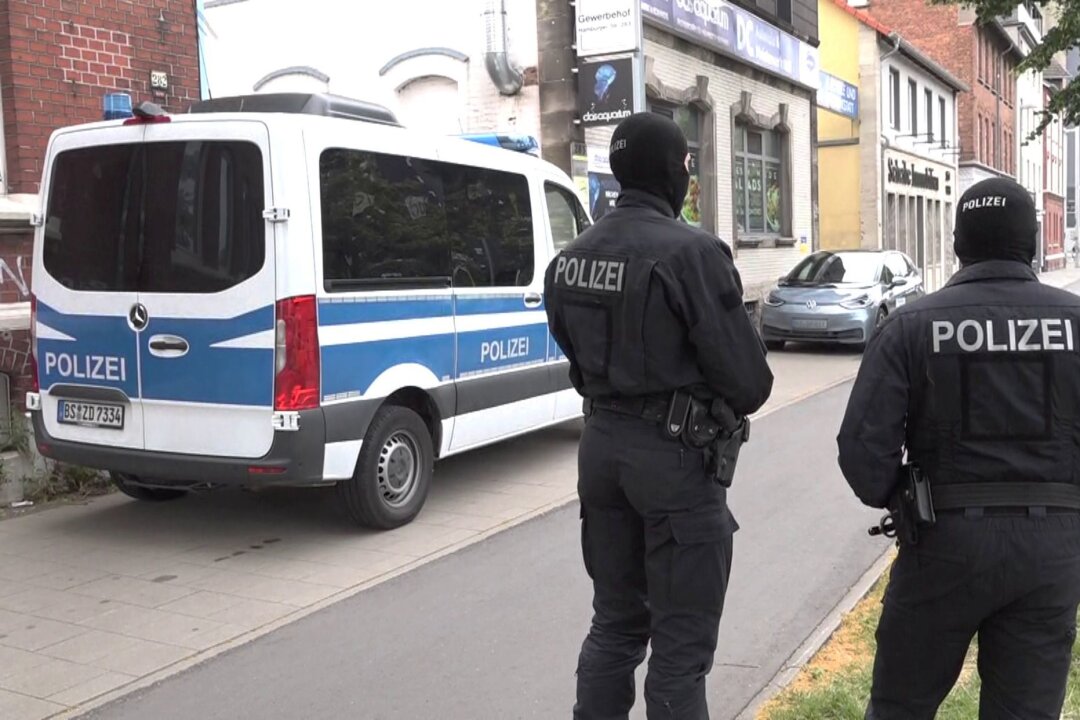 Niedersachsen verbietet salafistischen Verein - Polizeibeamte vor einem der durchsuchten Objekte in Braunschweig.