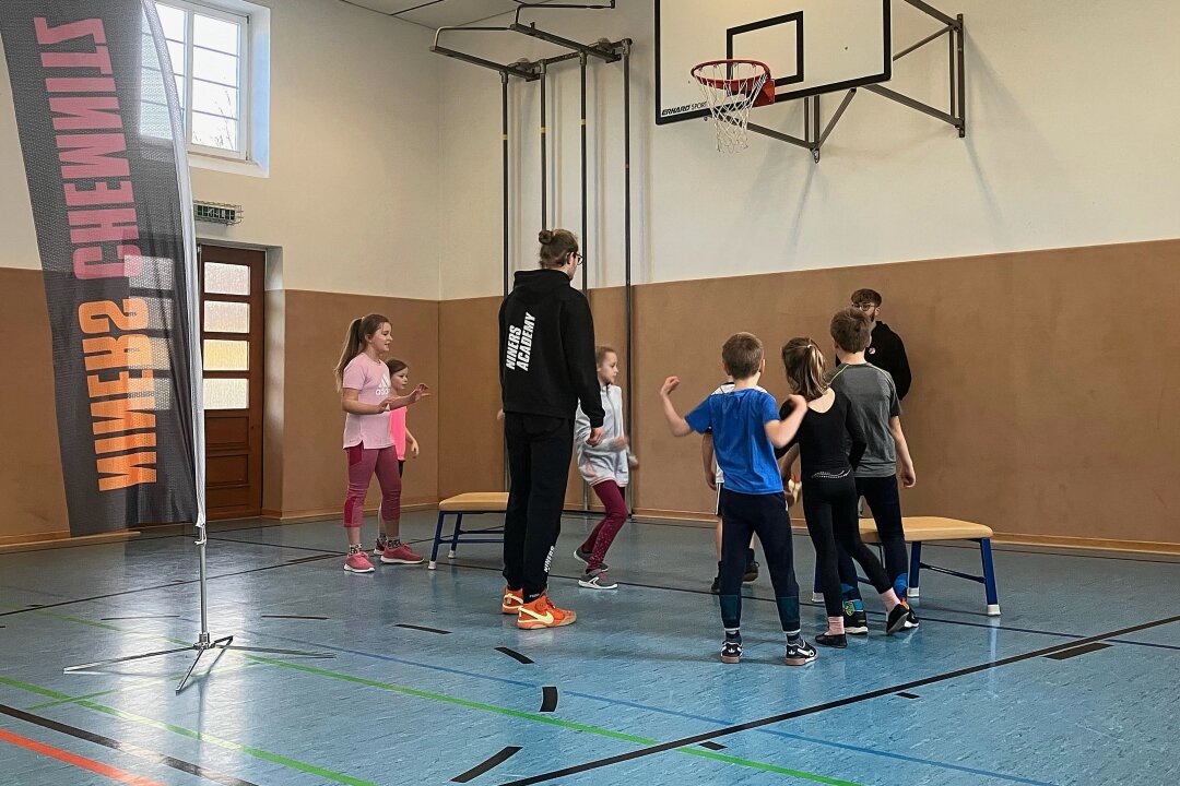 Niners trainieren mit den potenziellen Stars von Morgen - Ottendorfer Grundschülern wurden von einem Team der Niners Academy mit dem Basketballsport vertraut gemacht. Foto: Marcus Hansel