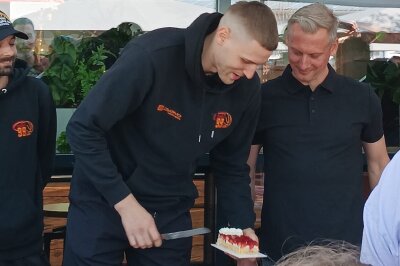 Niners zu Besuch im "Herzstück": 10-Jährige bekommt Kuchen von Jonas Richter - Die Bundesligabasketballer der Niners aus Chemnitz trafen sich heute im Herzstück der Schäfers Backstube, um einen besonderen Moment zu teilen.