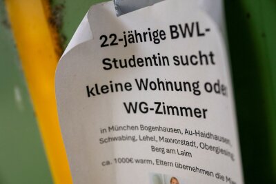 Noch ohne Wohnung: Wo Studierende jetzt noch suchen können - Anzeigen wie diese findet man zum Start des Wintersemesters an vielen Stellen - denn bezahlbare Unterkünfte für Studierende sind rar.