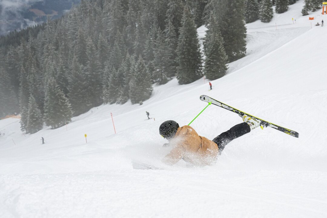 Notruf, Apps, Signale: So holen Skifahrer Hilfe - Gestürzt und verletzt? Für solche Fälle sollten Skifahrer wissen, wie sie am Berg Hilfe verständigen können.